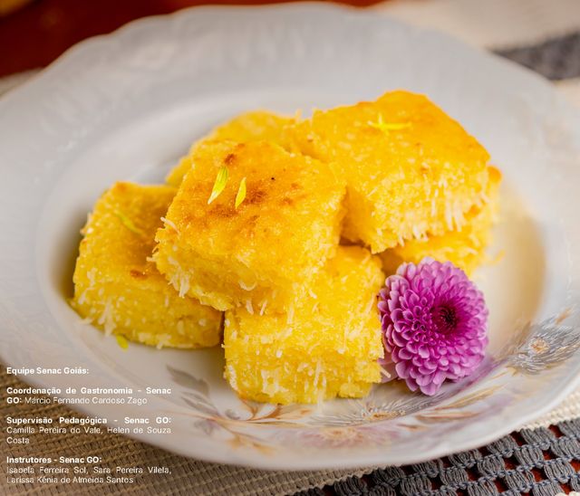 Pedaços de bolo de mandioca com coco em um prato
